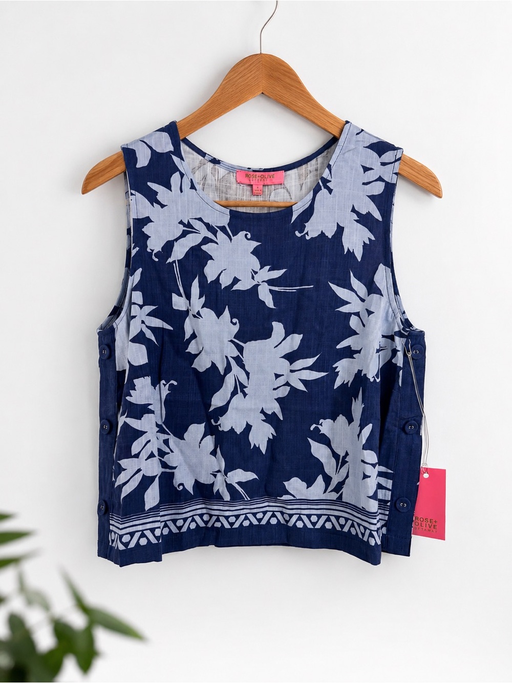 NWT Rose + Olive Resort Blue Floral Sleeveless Top Size Small